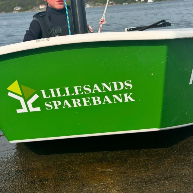Optimistjollene til Lillesand Seilforening har fått en oppfriskning og ny folie. Vi var en tur på treningen i dag og tok en titt. Se så fine de ble🤩 Lillesand Seilforening, dere gjør en fantastisk jobb med barn og ungdom på sjøen!👏 Vi er stolte over å sponse dere💚