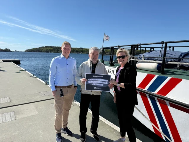 For få dager siden var vi på besøk på Redningsskøyta R/S Aril. Banken hadde med en gave på kr 20 000,- til Torbjørn Børslid som eier fartøyet i dag😊

R/S 93 Aril er en tidligere redningsskøyte som ble bygget i 1975. Frem til 1997 var den i tjeneste. Under tjeneste hos Redningsselskapet var fartøyet stasjonert på ulike steder fra Svolvær til Oslo, og RS «93» reddet 12 personer i denne perioden. Fartøyet reddet også en person i forbindelse med forliset til Rocknes i 2004. Fartøyet fikk Riksantikvarens status som verneverdig skip i 2002, og er Norges yngste fartøy med vernestatus. 

Torbjørn Børslid har gjort en fantastisk innsats med å bevare fartøyet slik det var opprinnelig for å ta vare på den historiske verdien👏🤩

Vi oppfordrer fastboende og turister til å ta seg en tur om bord.